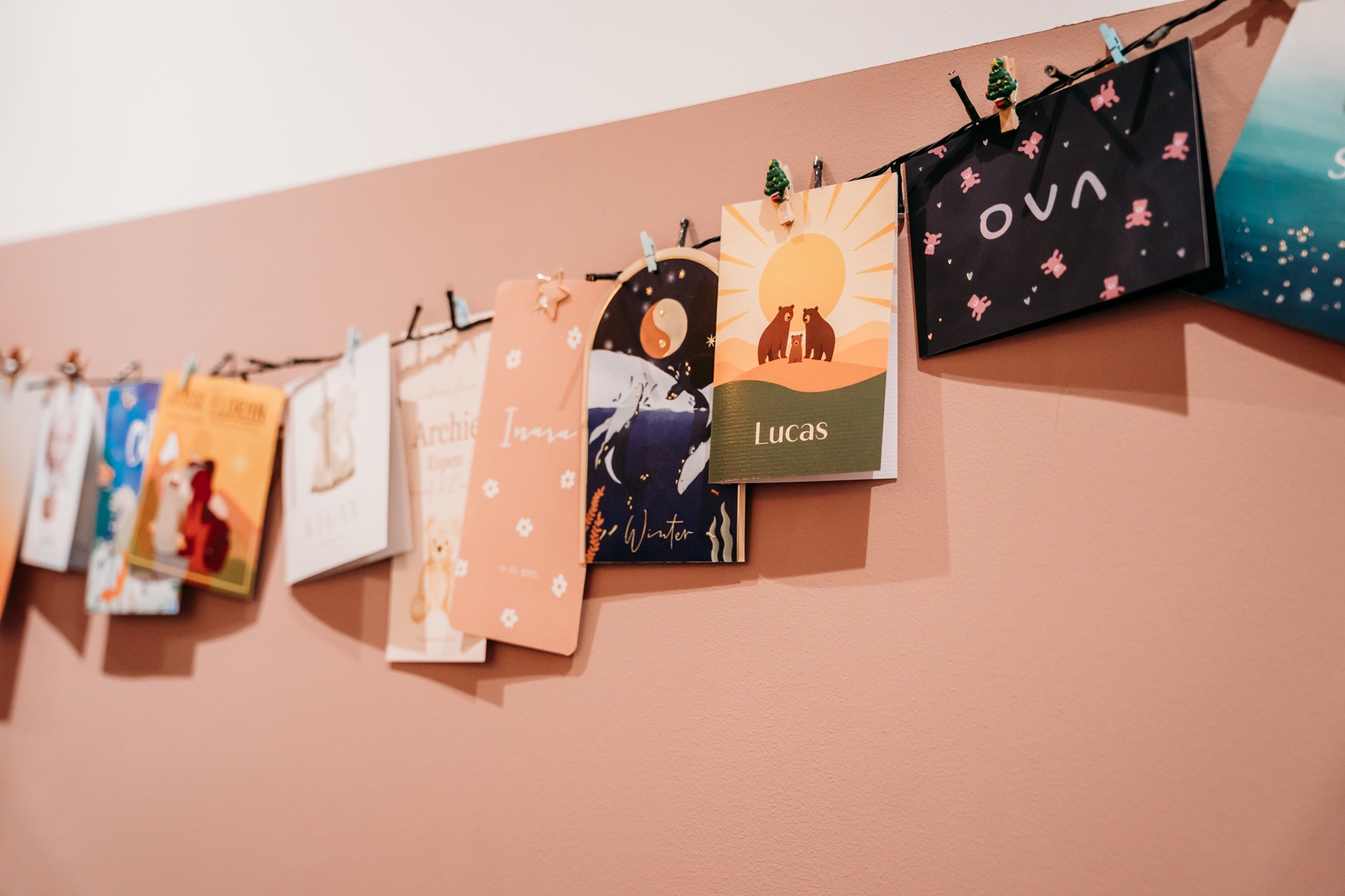 Muur met geboortekaartjes bij Femme Verloskundigen Den Haag