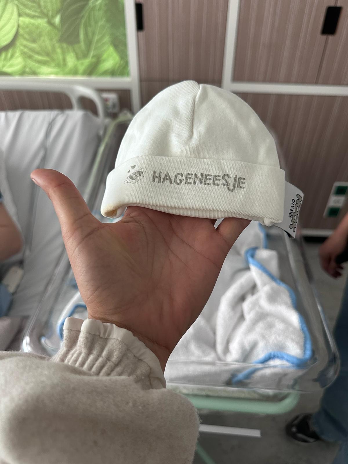 Pasgeboren Hageneesje met mutsje, geboren in Den Haag