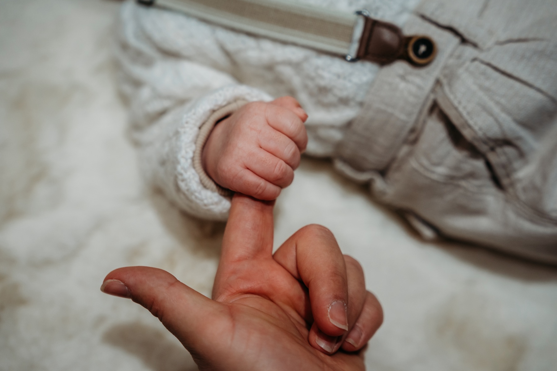 Pasgeboren baby houdt de vinger van moeder vast, na de bevalling bij Femme Den Haag